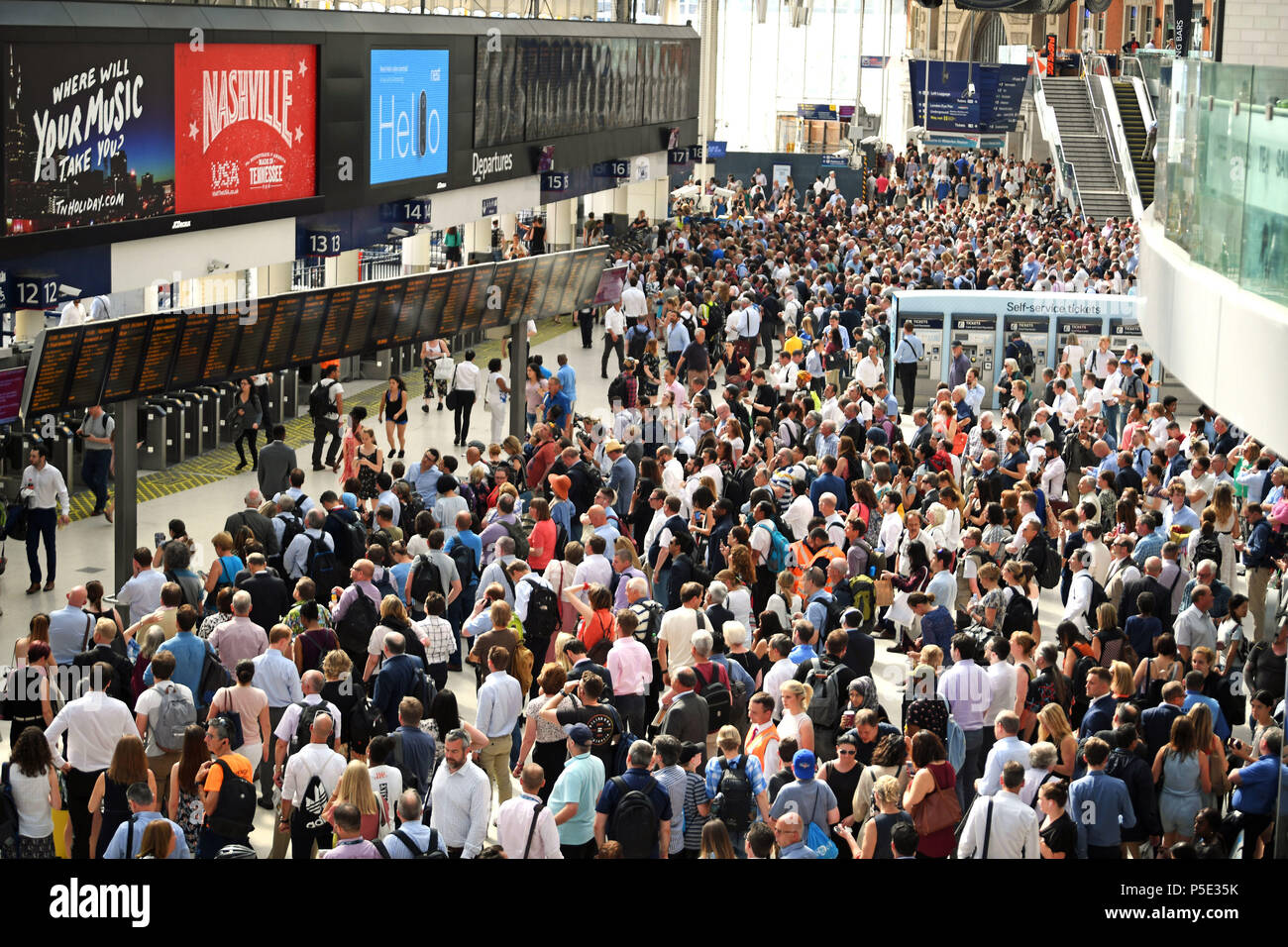 Pendler an der Waterloo Station, London, als Rail Services zum und vom Bahnhof wurden für einen zweiten aufeinanderfolgenden Tag am Dienstag, nachdem ein Brand unter einem Zug gestört. Stockfoto