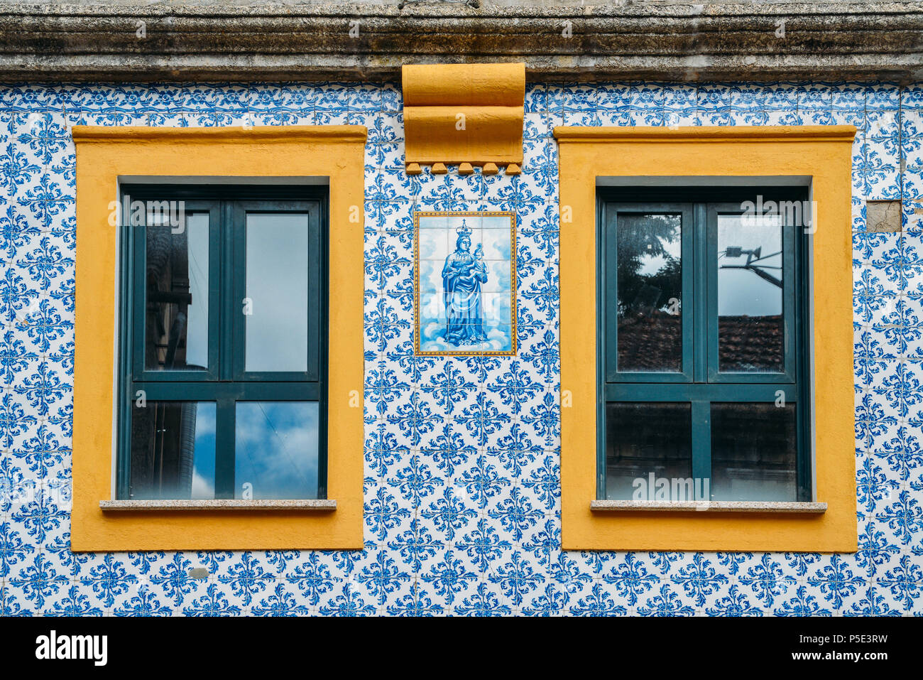 Fassade der traditionellen Gebäude mit typisch portugiesischen Azulejo Kacheln Stockfoto