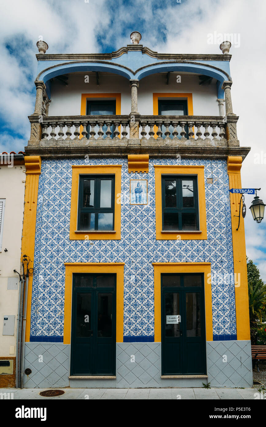 Fassade der traditionellen Gebäude mit typisch portugiesischen Azulejo Kacheln Stockfoto