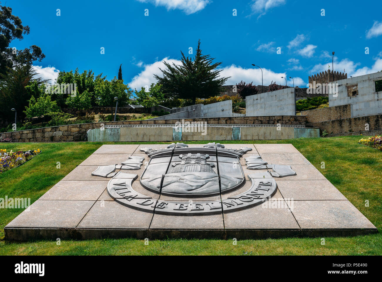 Stadt Eingang in Belmonte mit seinem Schloss, dem Geburtsort des 16. Jahrhunderts Portugiesische Entdecker der Neuen Welt, Pedro Alvares Cabral Stockfoto