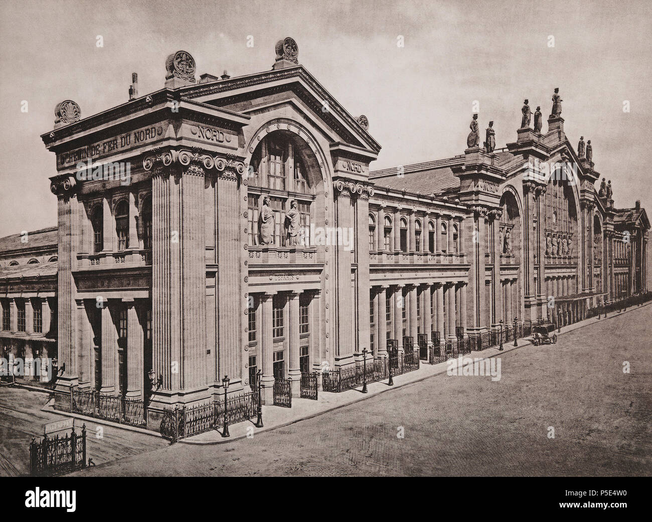 Englisch: Northern Railway. Paris entfernt. Français: Chemin de Fer du Nord. Gare de Paris. . Gare du Nord, Paris, Frankreich. 1883. N/A 336 Chemin de Fer du Nord. Gare de Paris - Les Travaux Publics de la France Stockfoto