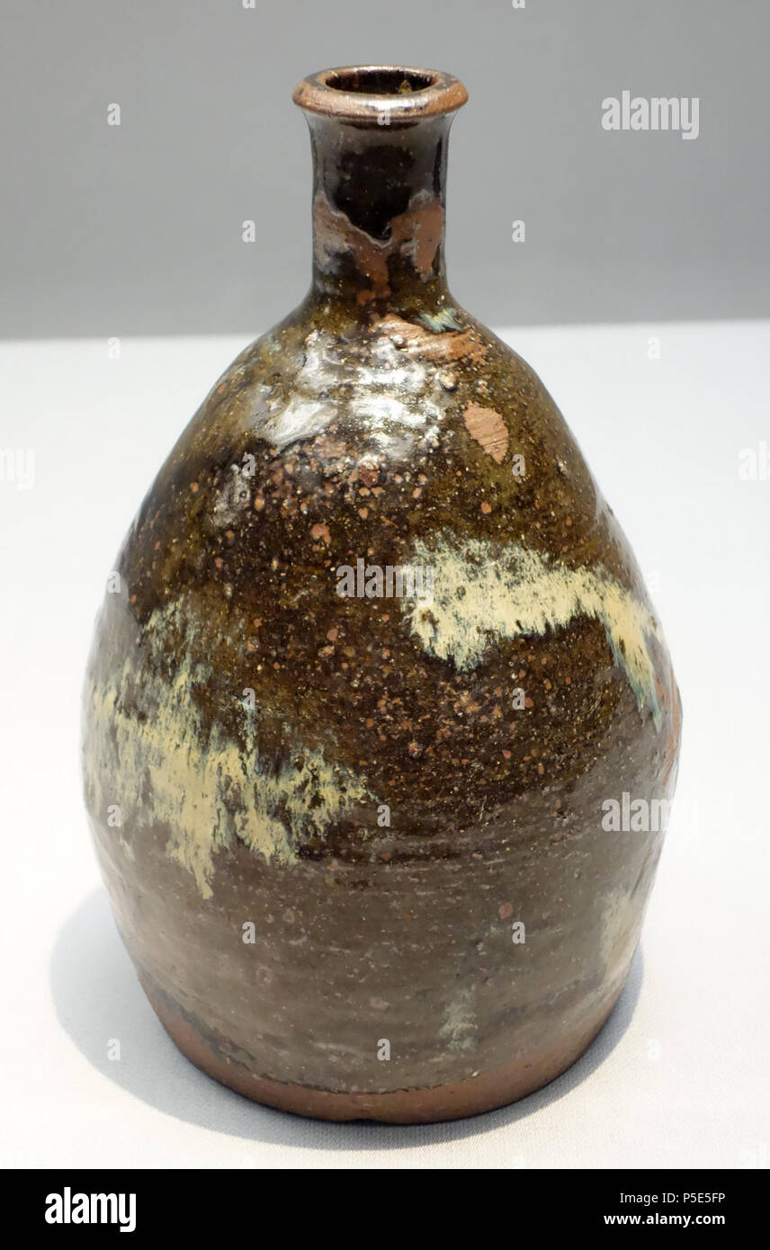 N/A. Englisch: Flasche, goß weiße Glasur auf braun lasiert, Shodai ware, Edo Periode, 18. Ausstellung im Tokyo National Museum, Tokyo, Japan. Dieses Kunstwerk ist alt genug, so dass es im. 2. September 2013, 22:00:55. Daderot 226 Flasche 1, Shodai ware, Edo Periode, 18. Jahrhundert, goß weiße Glasur auf braunen Glasur - Tokyo National Museum - DSC 05290 Stockfoto