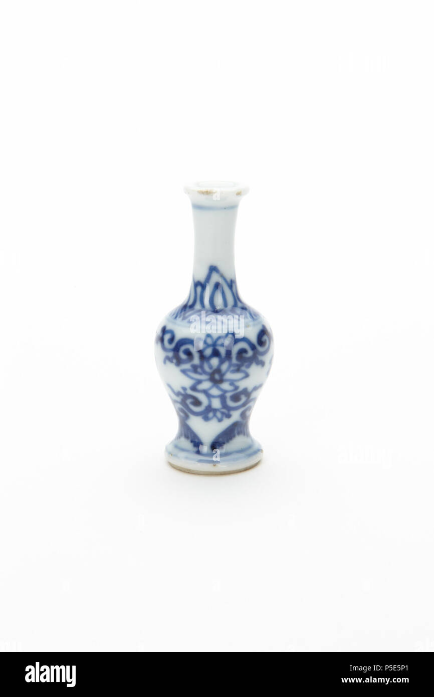 URI 211 Blå och Vit auf Chinesisch miniatyrvas av porslin från 1662-1722 - Skoklosters slott - 93525 Stockfoto