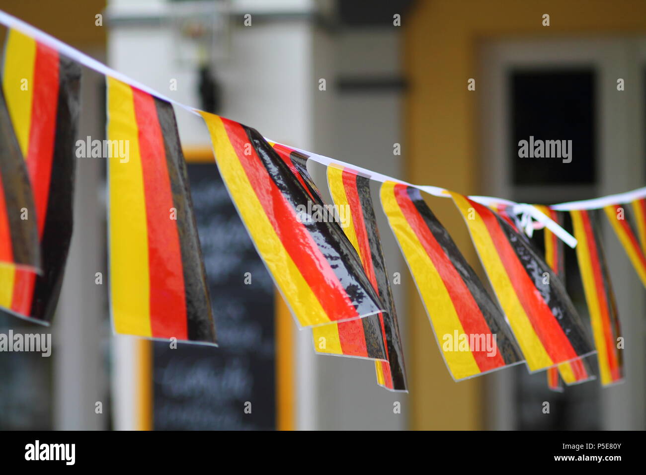 Gold Rot Schwarz gefärbtes Papier Fähnchen auf der Linie. Stockfoto