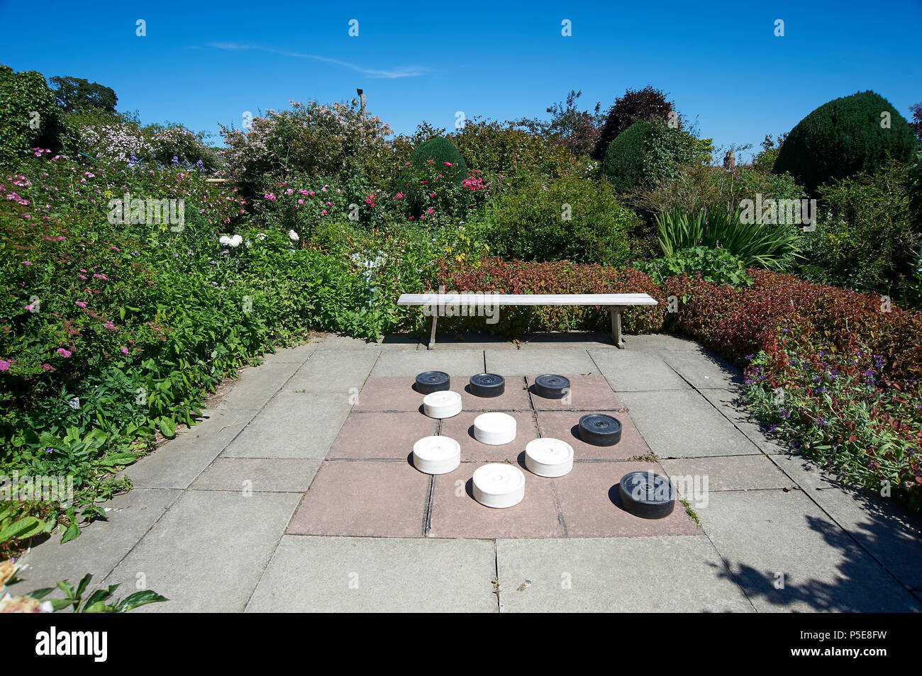 Outdoor Riese Entwürfe oder checkers Spiel in formalen Blumengarten, Burton Agnes Hall, East Riding von Yorkshire, England, UK, GB Stockfoto