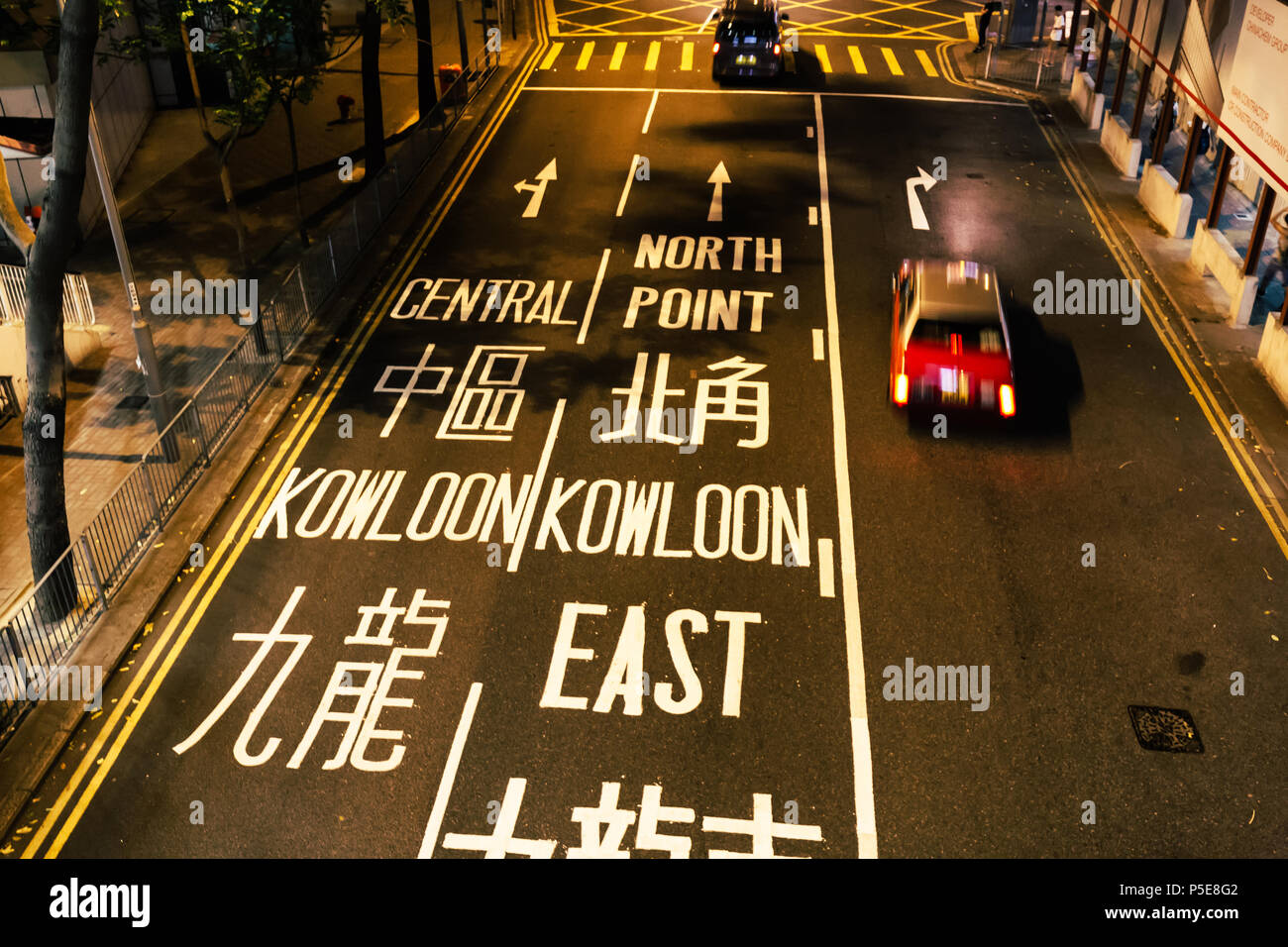 Hongkong - Juni 01, 2018: rote Taxi fahren auf der Straße in Hongkong bei Nacht Stockfoto