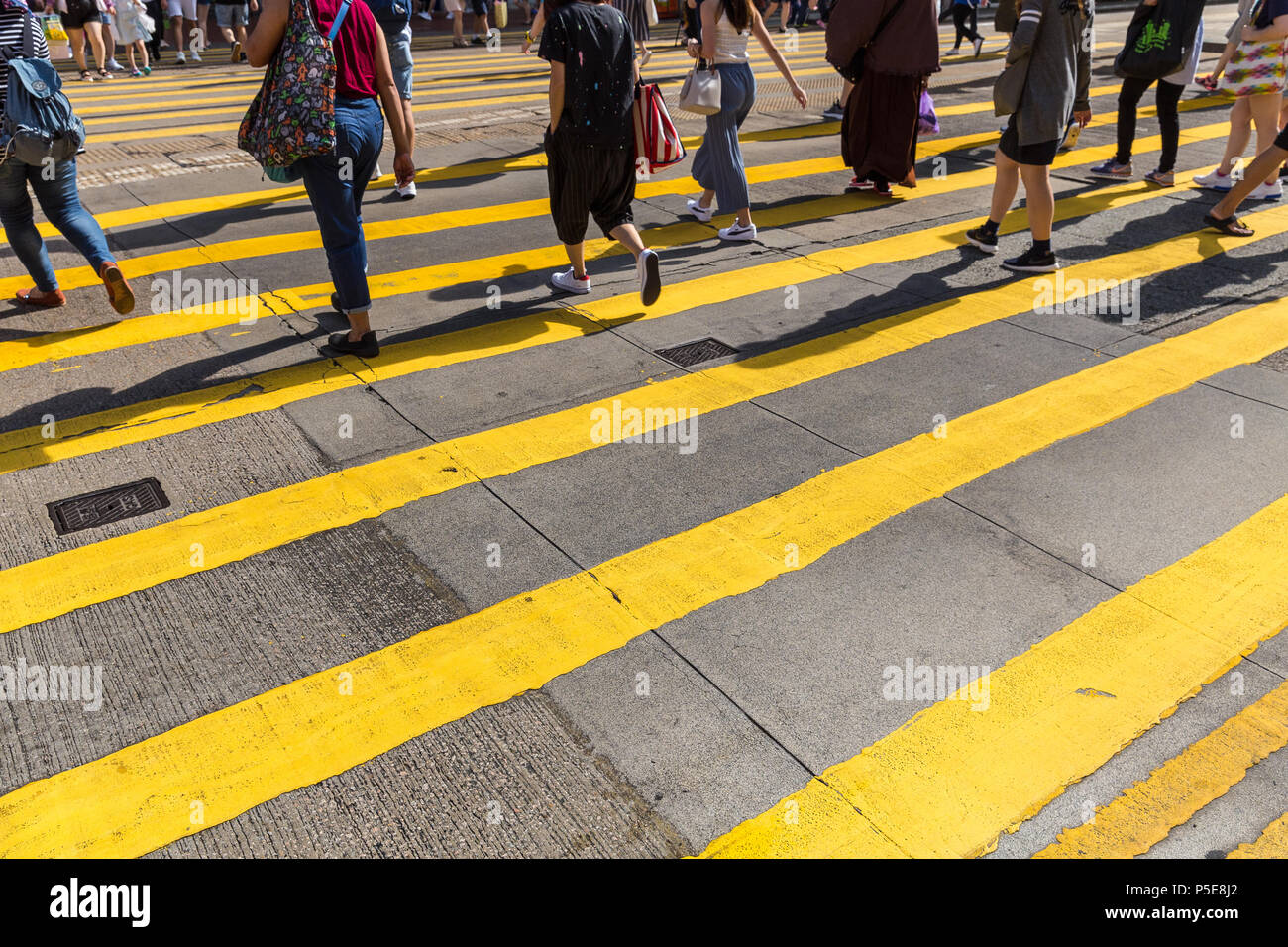 Hongkong - Juni 02, 2018: die Masse der Leute über die Straße am Einkaufsviertel Causeway Bay in Hongkong Stockfoto