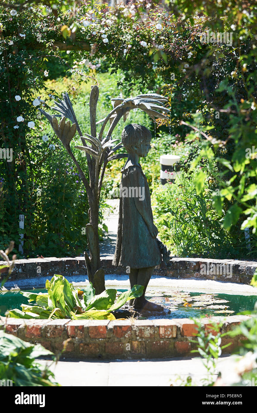 Wasser Skulptur in einem seerosenteich bei Burton Agnes Hall, East Yorkshire, England, UK GB Stockfoto