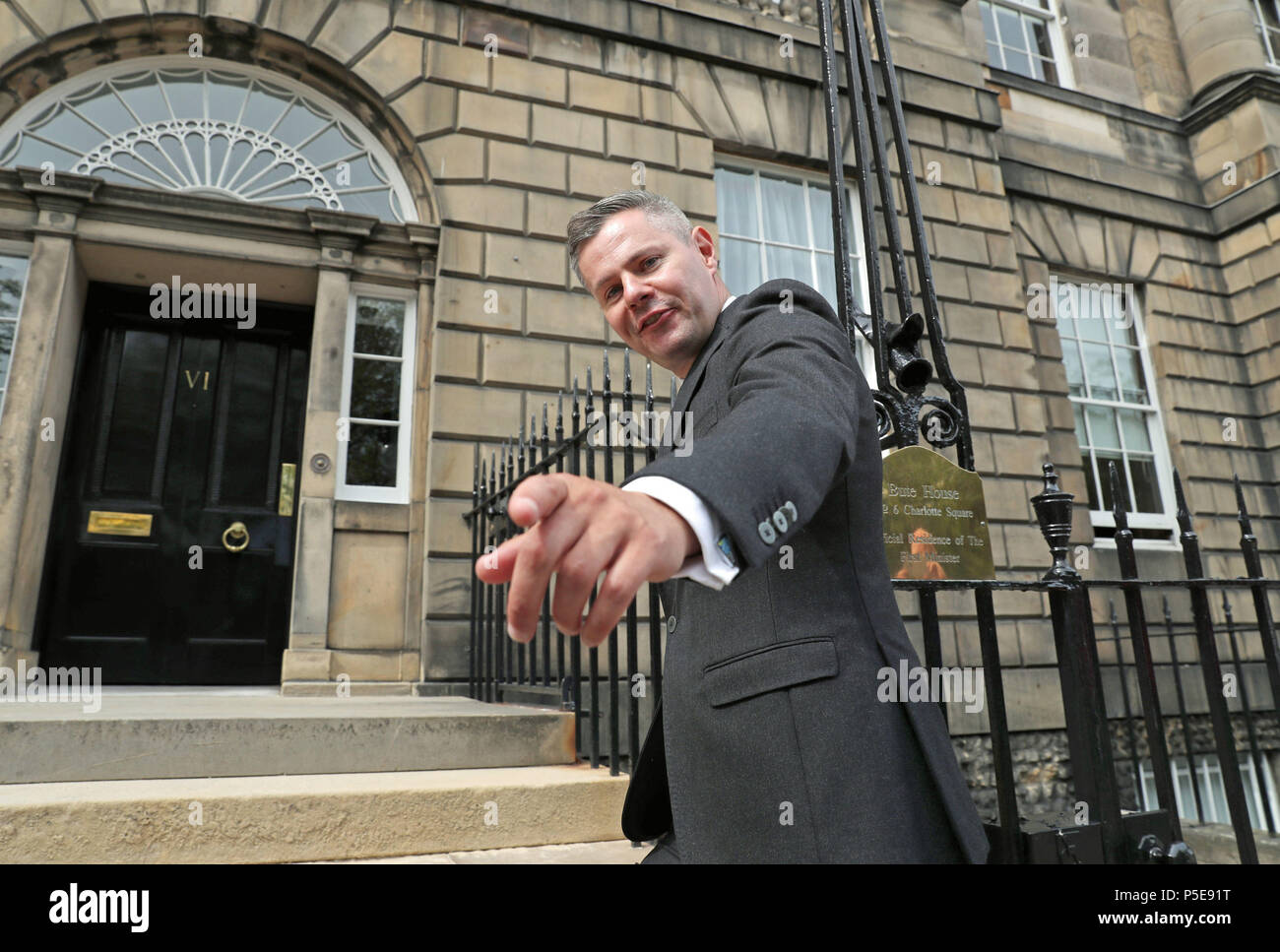 Derek Mackay kommt für einen Fotoauftrag an Bute House in Edinburgh, der Schottischen Regierung Kabinettsumbildung. Stockfoto