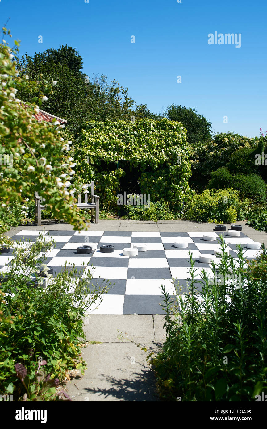 Outdoor Riese Entwürfe oder checkers Spiel in formalen Blumengarten, Burton Agnes Hall, East Riding von Yorkshire, England, UK, GB Stockfoto