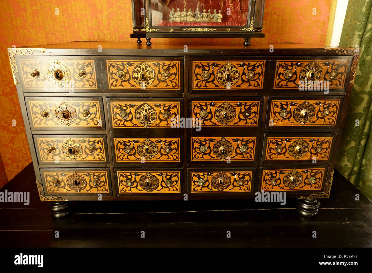 N/A. Englisch: Ausstellung im Museo Nacional de Artes Decorativas, Madrid, Spanien. Diese Arbeit ist in der Weil der Künstler vor mehr als 100 Jahren starb. Wurde die Fotografie im Museum ohne Einschränkung erlaubt. 10 Oktober 2014, 05:40:54. Daderot 262 Cabinet, Goa, Portugiesisch Indien, 17. Jahrhundert AD, Ebenholz, Teak und andere Hölzer - Museo Nacional de Artes Decorativas - Madrid, Spanien - DSC 07916 Stockfoto