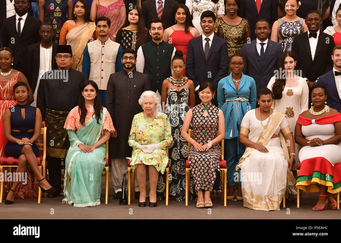 Königin Elizabeth II (Mitte vorne) verbindet einige der Königin junge Führungskräfte, die ihre Auszeichnung am Buckingham Palace erhalten, für ein Gruppenfoto. Stockfoto