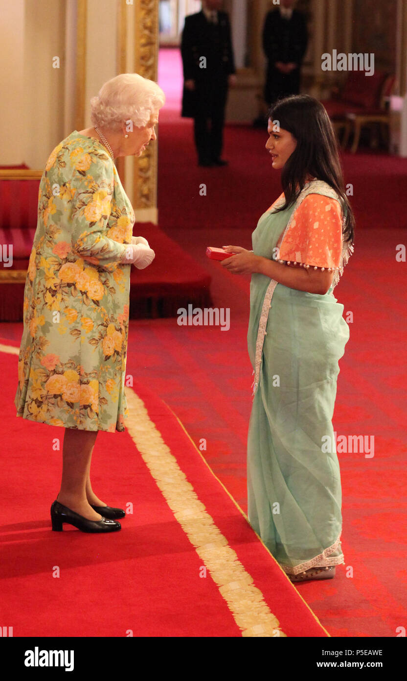 Ms Zaiba Tahyya Aus Bangladesch Erhalt Ihr Young Leaders Award Von Queen Elizabeth Ii Wahrend Einer Zeremonie Im Ballsaal Des Buckingham Palace Stockfotografie Alamy
