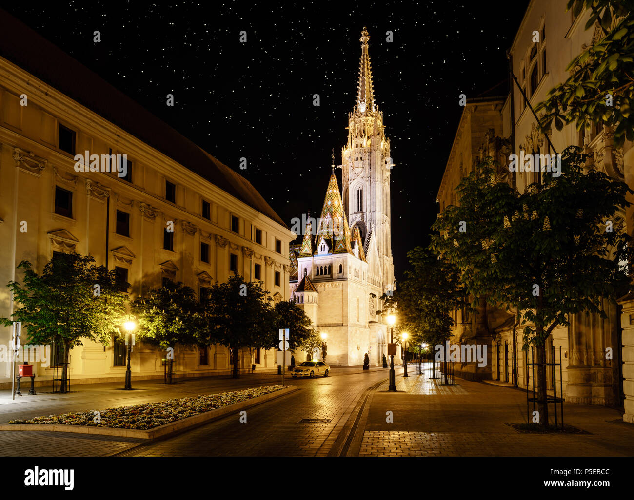 Nächtliche Ansicht der Matthiaskirche in Budapest, Ungarn Stockfoto