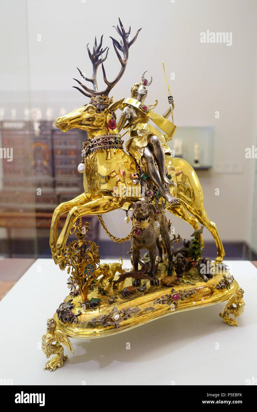 N/A. Englisch: Ausstellung im Bode-Museum, Berlin, Deutschland. Diese Arbeit ist in der Weil der Künstler vor mehr als 100 Jahren starb. Wurde die Fotografie im Museum ohne Einschränkung erlaubt. 12 November 2014, 11:33:27. Daderot 446 Diana auf der Hirsch von Paulus Attinger, C. 1610, Silber, Edelsteine, Perlen - Bode-Museum - DSC 03399 Stockfoto