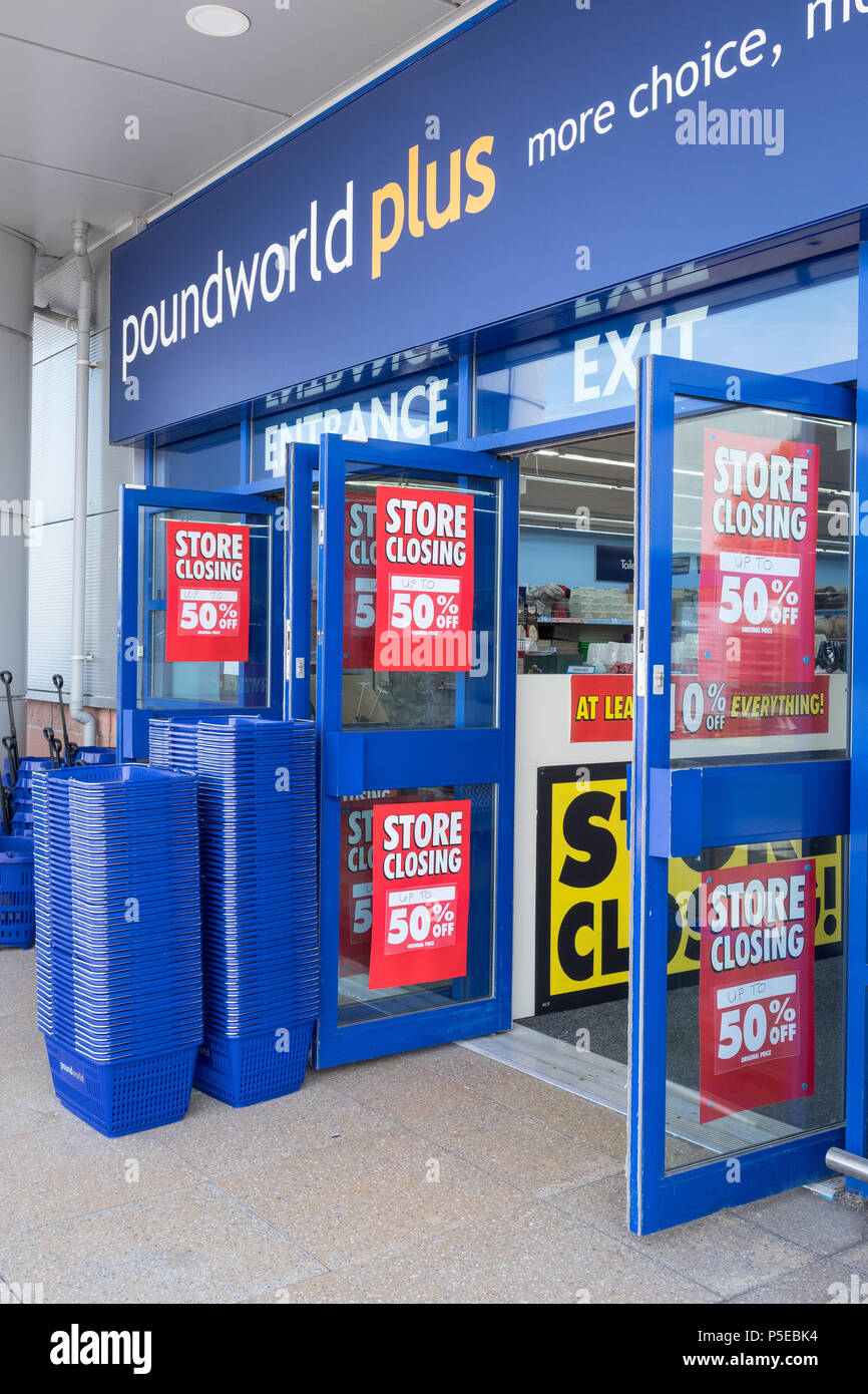 Vor Eingang des poundworld plus Speichern in Dumfries, die schließt und den Verkauf von Waren zu einem reduzierten Preis. poundworld Stockfoto