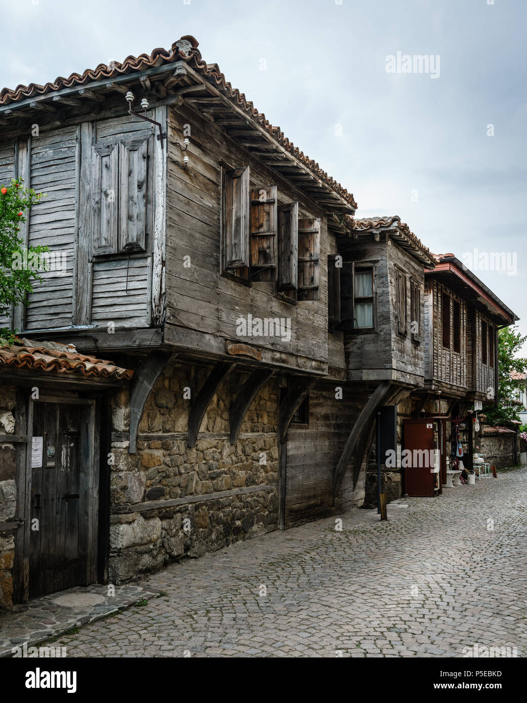 Alte traditionelle Häuser entlang einer Straße mit Kopfsteinpflaster in Sozopol, Bulgarien Stockfoto