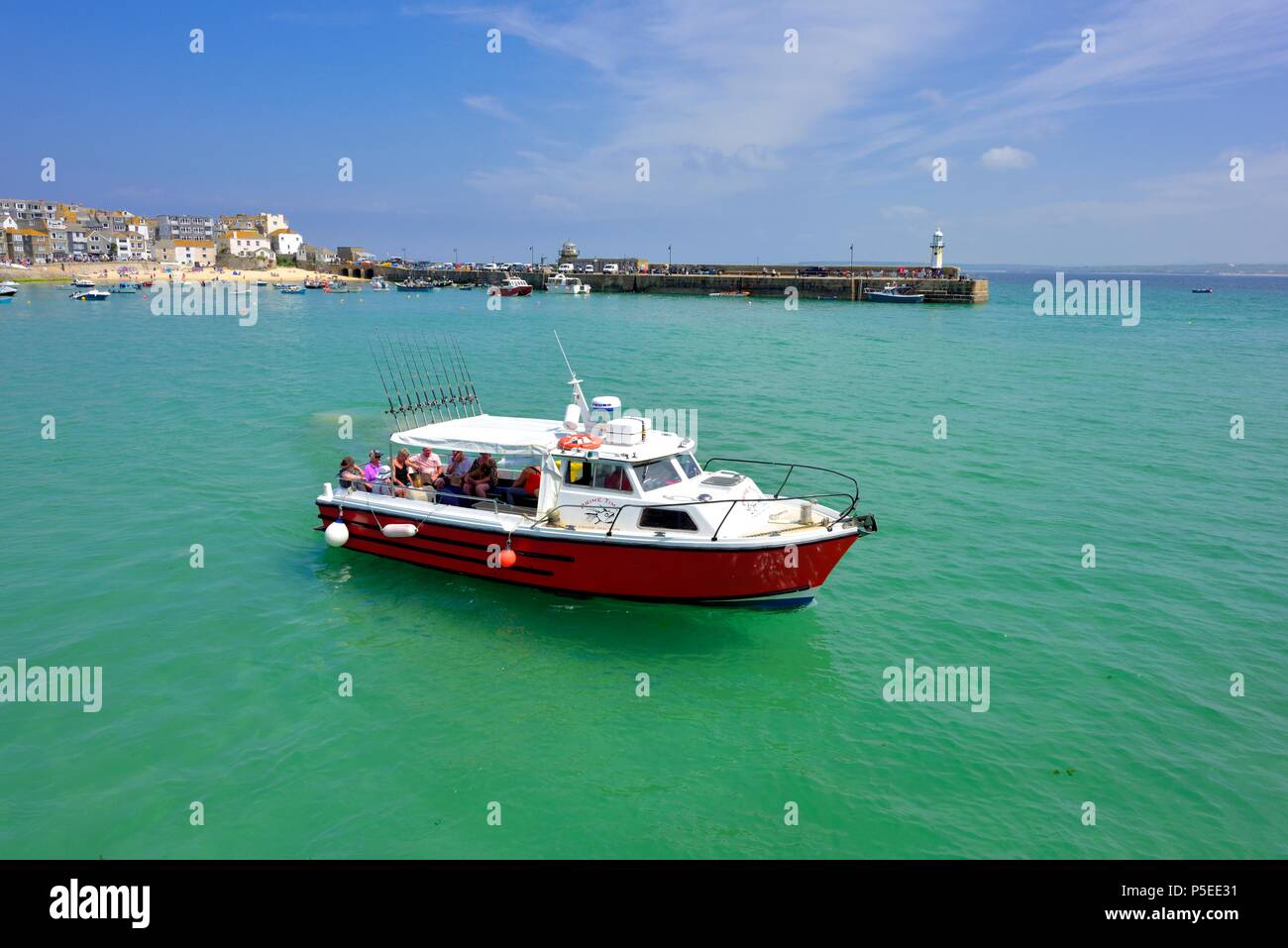 Freizeitaktivitäten Bootsfahrt in einem Fischerboot, St Ives, Cornwall, England, Großbritannien Stockfoto