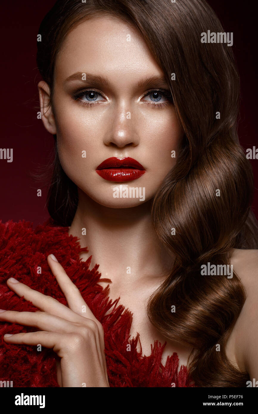 Ein Schones Madchen Mit Abend Make Up Ein Hollywood Wave Und Roten Lippen Schonheit Gesicht Foto Im Studio Aufgenommen Stockfotografie Alamy