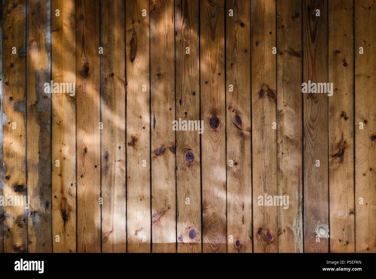 Das Holz Wand mit einem gleißenden Licht aus dem Wasser. Zusammenfassung Hintergrund Stockfoto