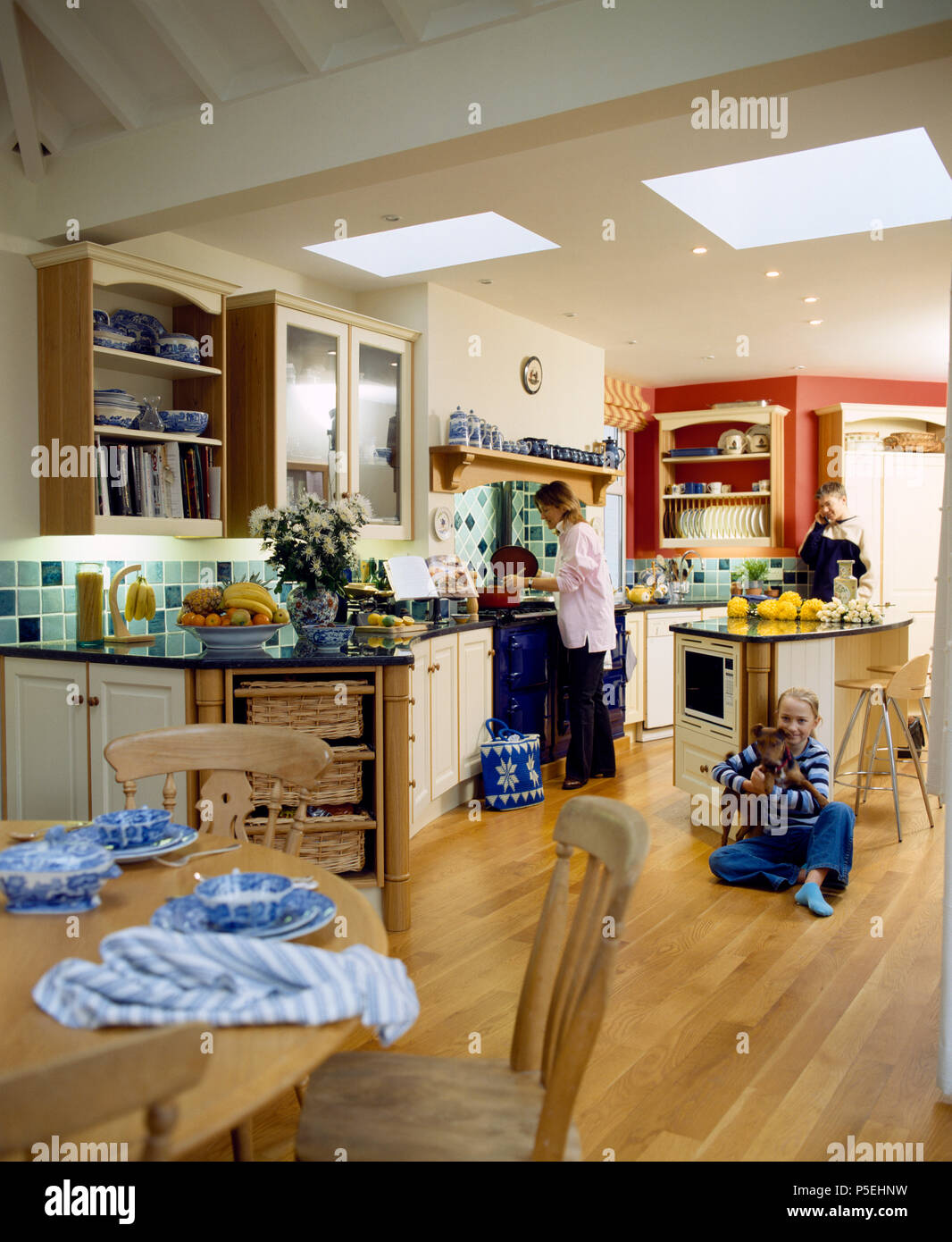 Für die redaktionelle Verwendung nur Frau Kochen bei Aga im Land Küche Erweiterung Stockfoto