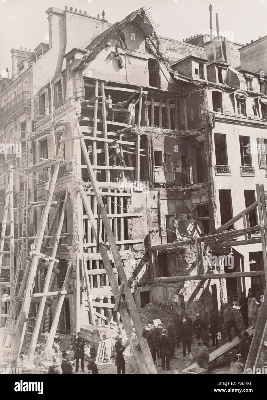 Englisch: Stadtpolizei Préfecture, Paris. Français: Ville de Paris: Préfecture de Police. Englisch: Affaire d'Unfall: Ansicht der eingestürzten Gebäude Übersicht Stapel von Ziegeln, Stein und Holz, die offene Seite des angrenzenden Wohnungen sichtbar, erhöhte Street View zeigt Schutthaufen zwischen die Mauern der angrenzenden Gebäude und Räume einer Gebäude, Leiter gegen die Wand. Auch Bild von Arbeitern verstärken die einstürzende Wände mit Holz Pfosten, Feuerwehr und Polizei am Boden unten. zwischen 1876 und 1880. Préfecture de Police de Paris. Service Photographique. 64 Affaire d Stockfoto