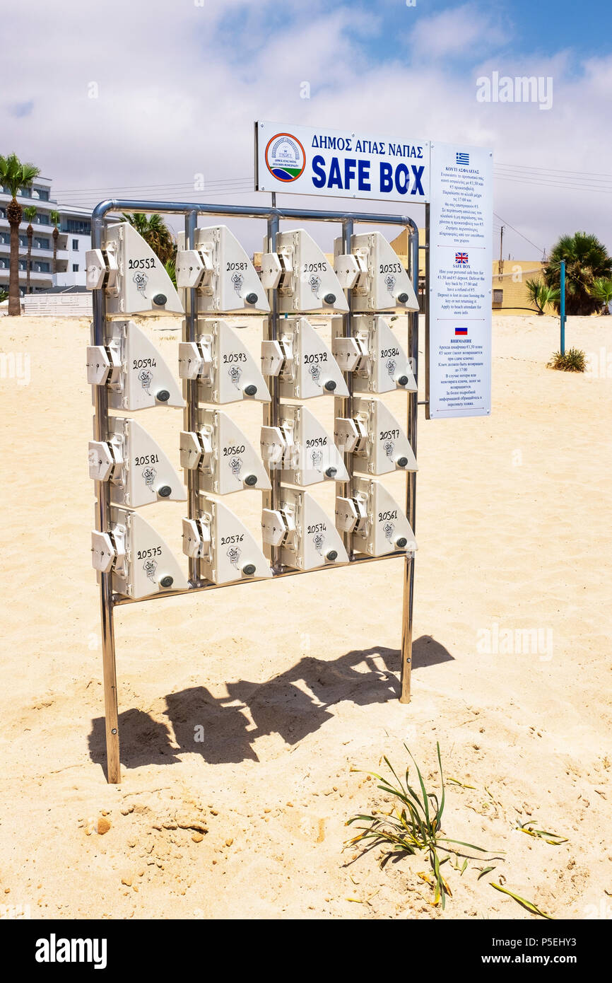 Safe am Strand von Nissi Beach, in der Nähe von Ayia Napa, Zypern, für Touristen verwendet. Die Wertsachen weg für Sicherheit und Stockfoto