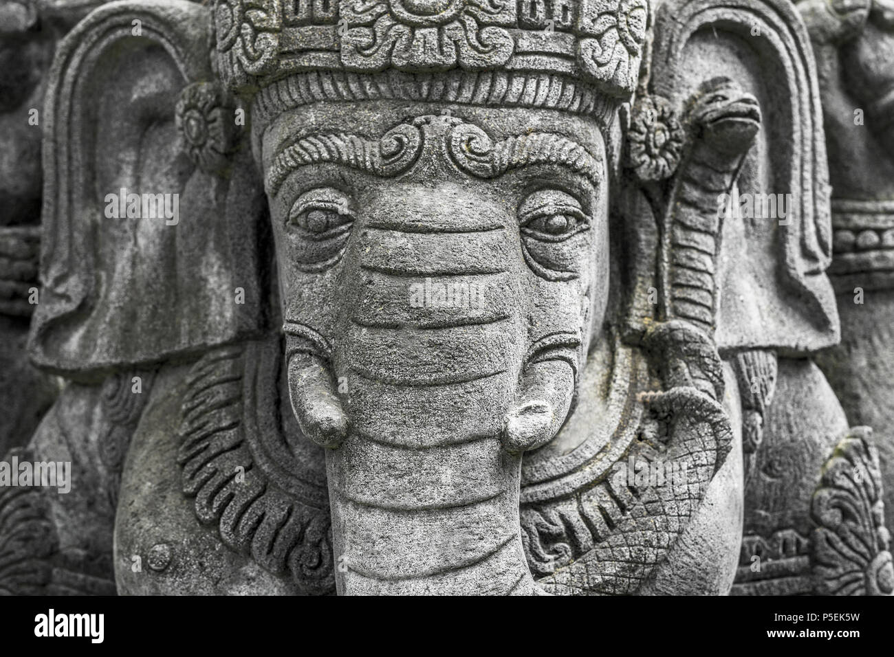 Buddha Elefant Im Park Stockfotografie Alamy