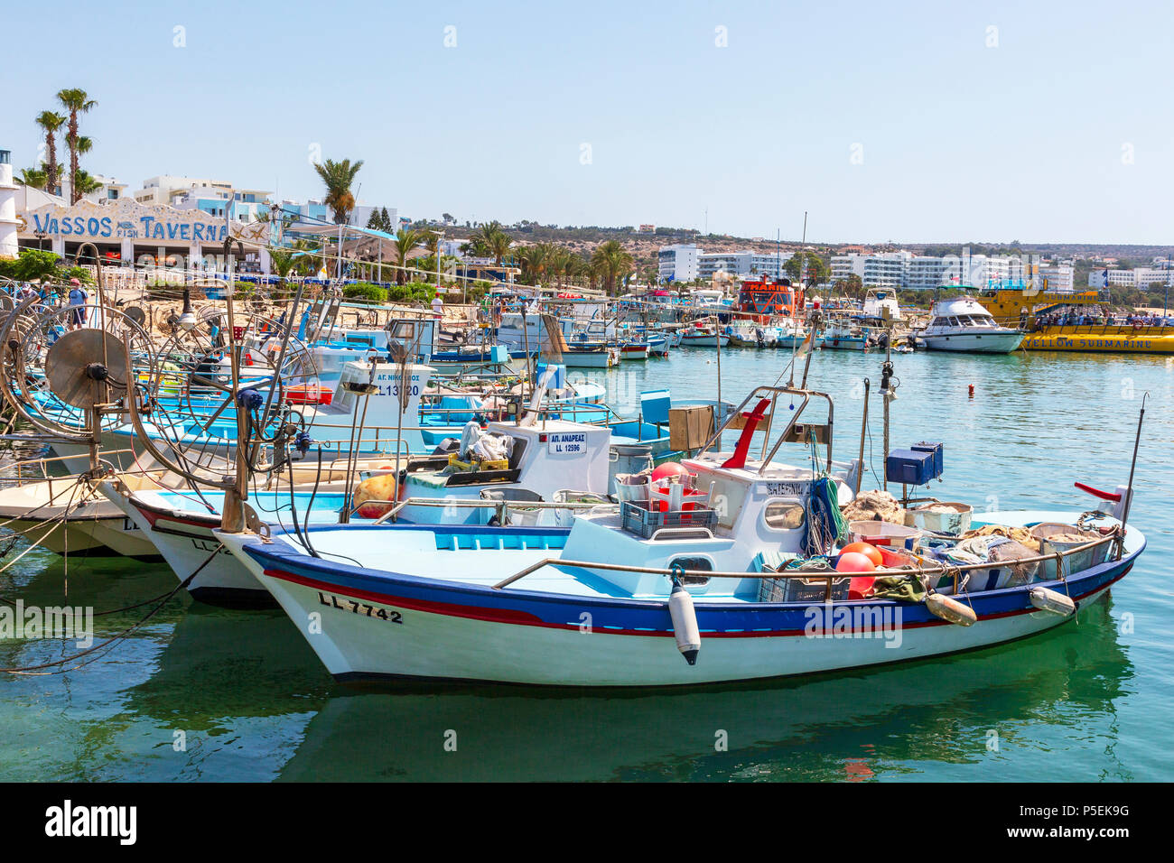 Traditionelle zypriotische Fischerboot in der alten Yachthafen in Ayia Napa, Zypern Stockfoto