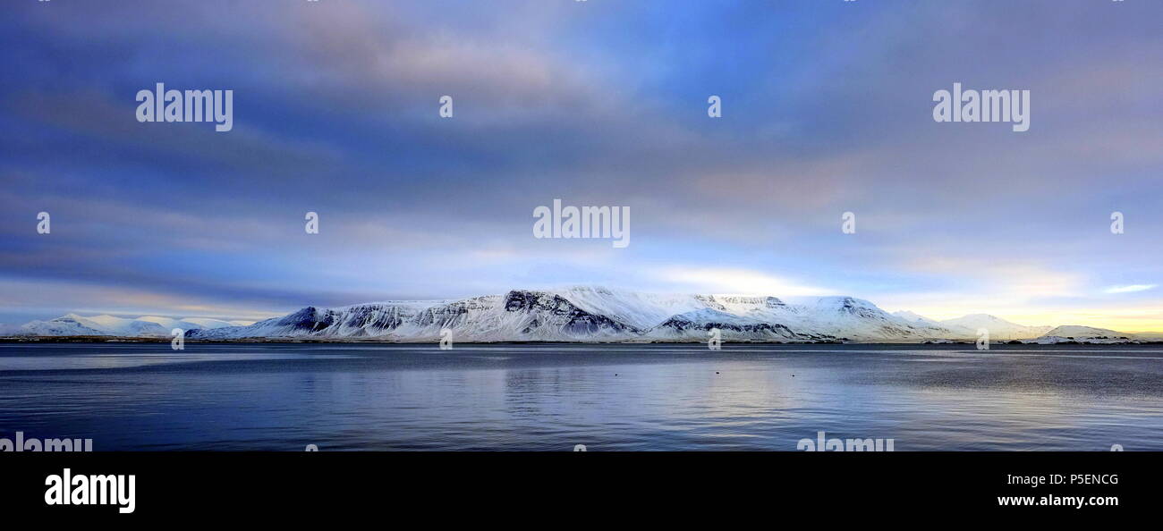 Reykjavik Harbour Landschaft schoß auf das Meer und die Berge Islands. Stockfoto