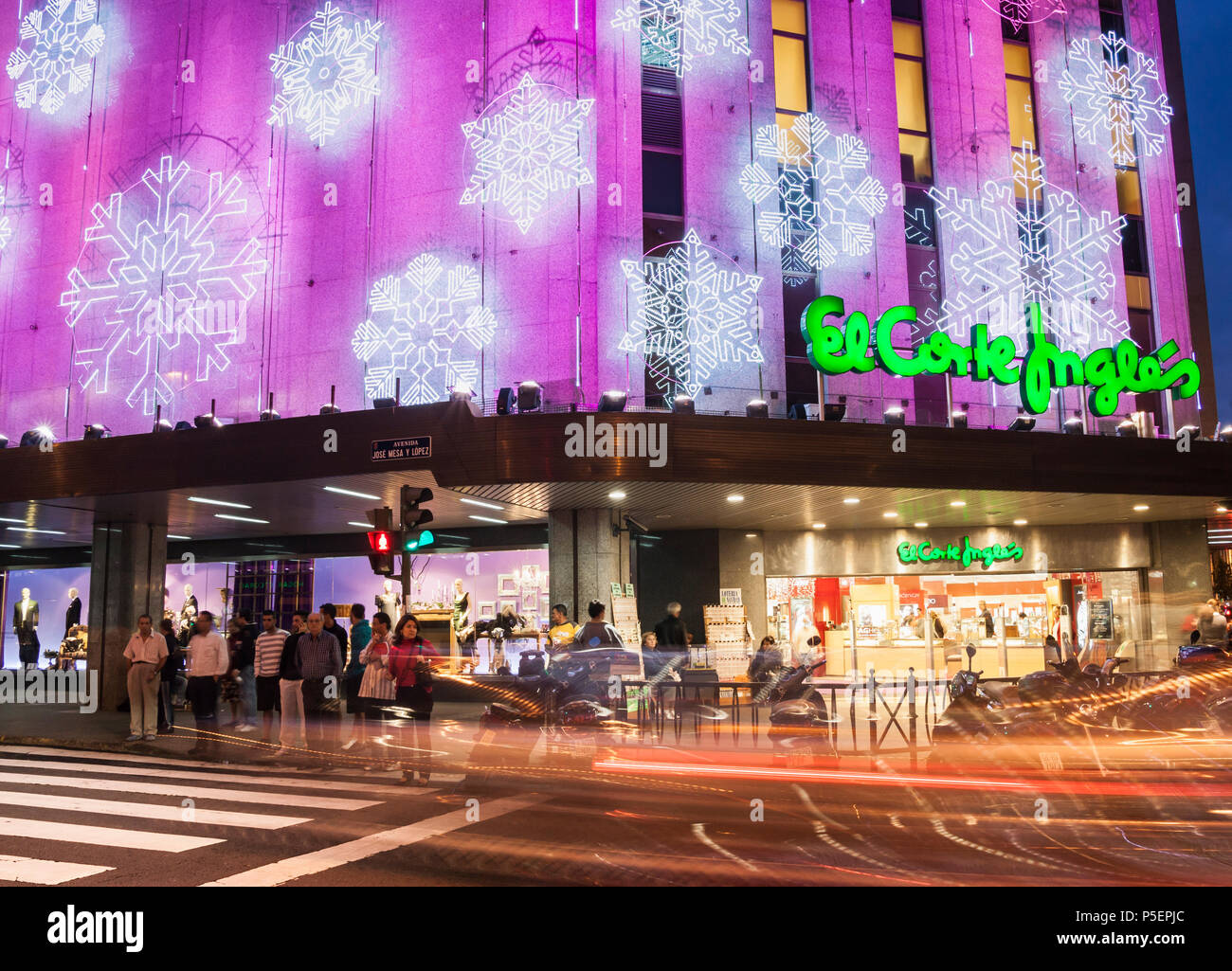 El Corte Ingles Kaufhaus mit Weihnachtsbeleuchtung. Spanien Stockfoto
