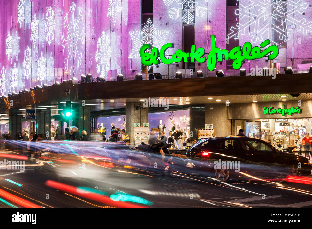 El Corte Ingles Kaufhaus mit Weihnachtsbeleuchtung. Spanien Stockfoto