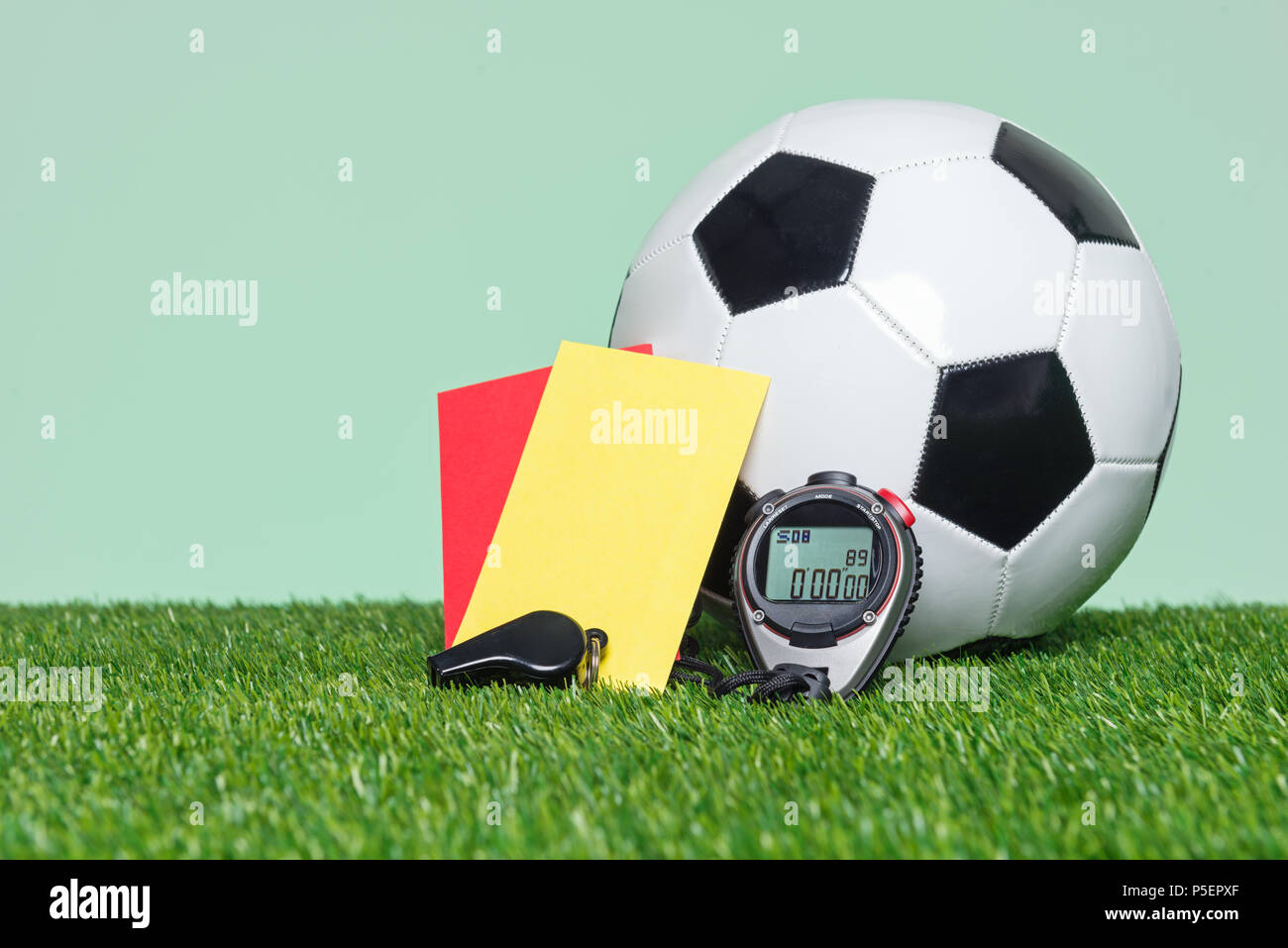 Fußball oder Fußball Schiedsrichter equipmnt und Ball auf Gras mit grünem Hintergrund. Stockfoto