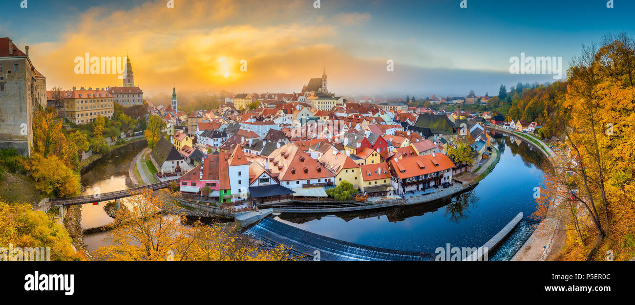 Panoramablick auf die historische Stadt Krumau mit dem berühmten Schloss Cesky Krumlov, UNESCO-Weltkulturerbe seit 1992, in den schönen Morgen l Stockfoto