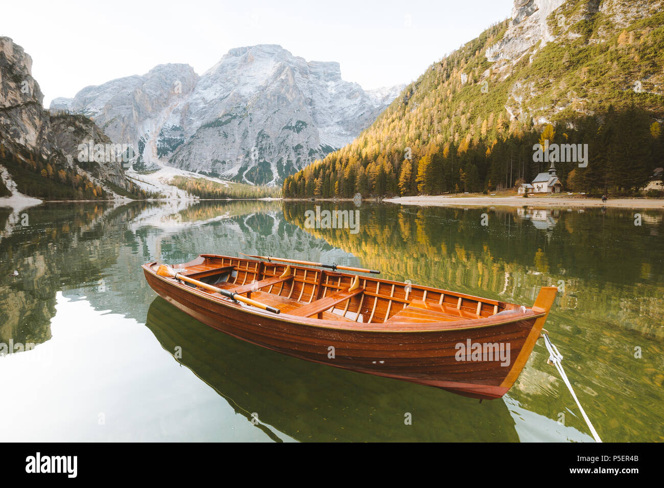 Wunderschöne Aussicht auf traditionellen hölzernen Ruderboot am malerischen Lago di Braies in den Dolomiten im malerischen Morgen bei Sonnenaufgang, Südtirol, Italien Stockfoto