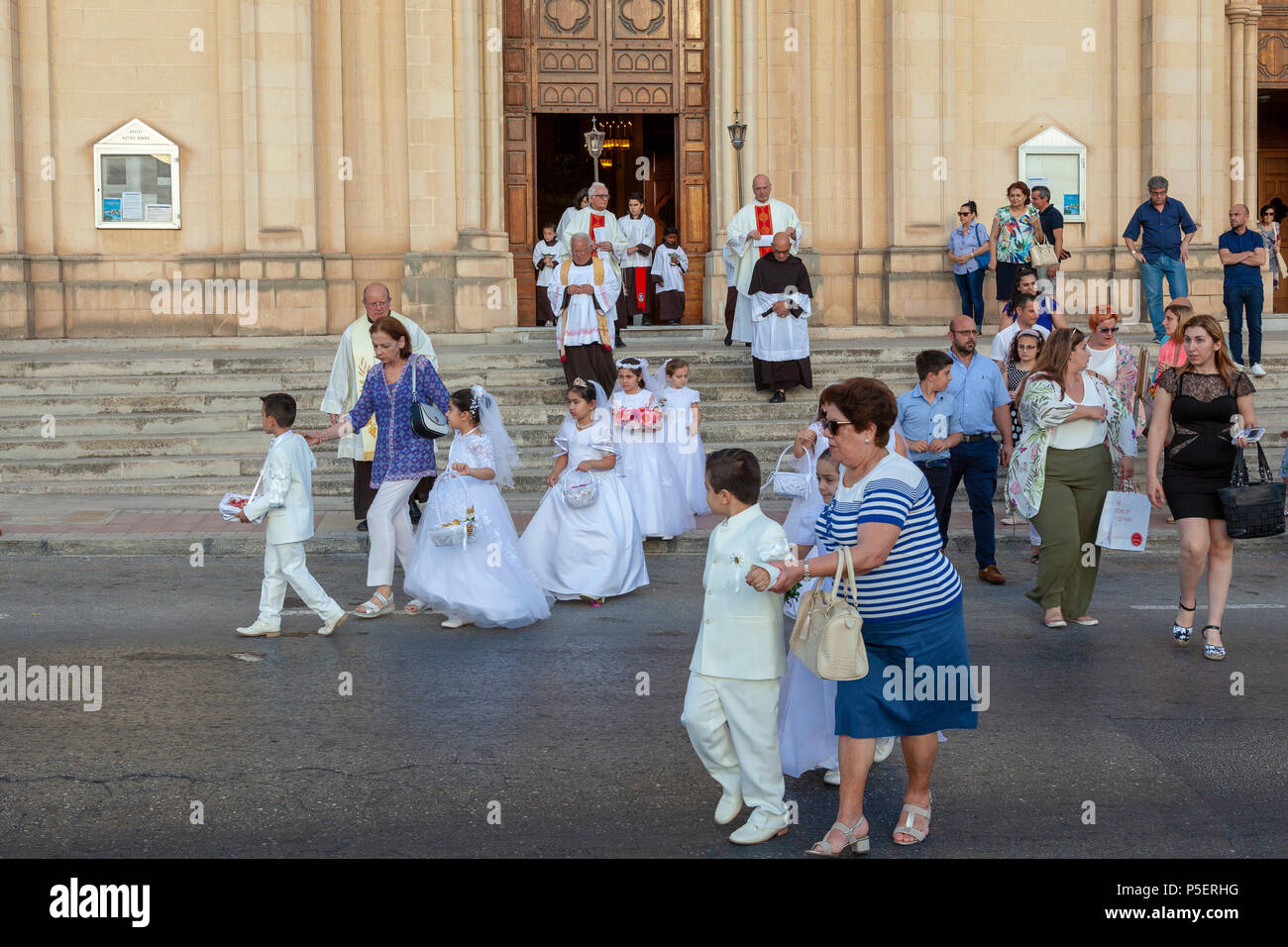 Kinder Erstkommunion Parade in St. Julian's, Malta Stockfoto