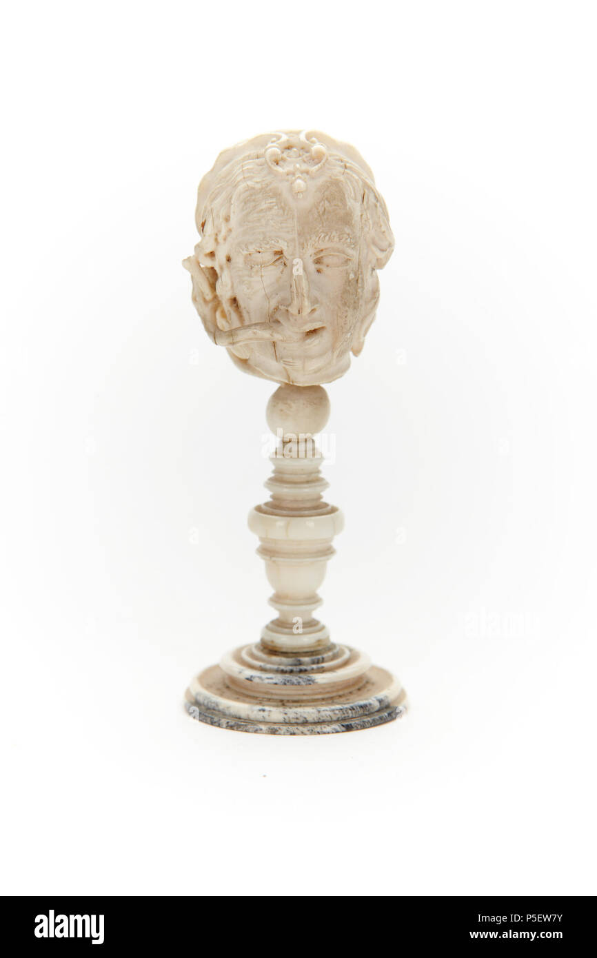 URI 482 elfenben Dubbelhuvud av. Elfenben Dubbelhuvud av. Ena, Halvt kvinnohuvud sidan och halv lik med ORM-Skoklosters slott - 91906 Stockfoto