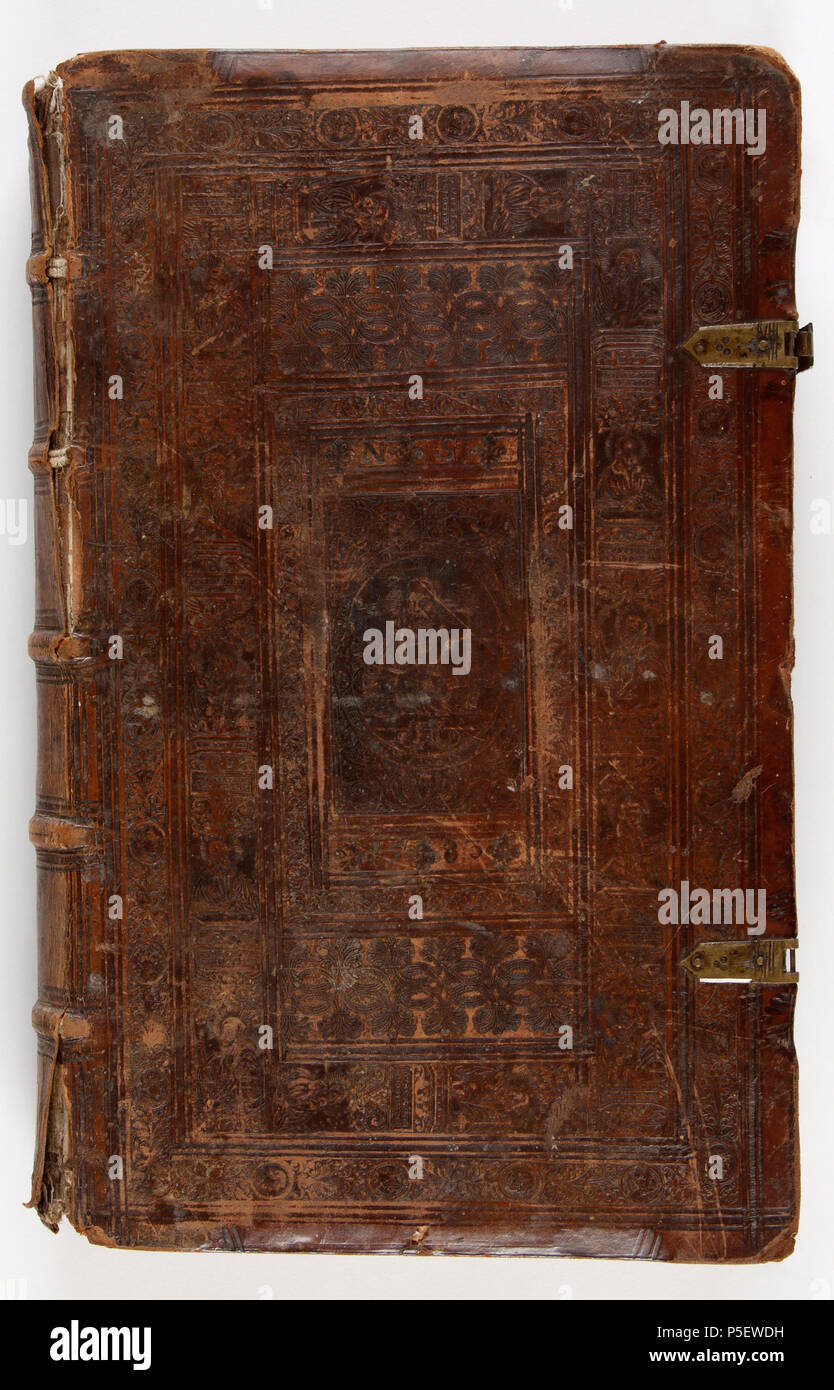 . Hinweis: Zur Dokumentation der ursprünglichen Beschreibung wurde beibehalten. Sachliche Korrekturen und alternative Beschreibungen werden getrennt von der ursprünglichen Beschreibung gefördert. Kalvskinn Bokband av.. Siben / von dem Feldbau, Vnd... bestellung eynes... Mayerhofs oder Landguts. Etwann von Onno Stephano vnd Johanne Liebhalto... beschrieben. Nonne... von... Melchiore Sebizio Silesio... in teutsch Referenzen... Getruckt zu Straszburg, bei Bernhard Jobin 1580. Svenska: Kalvskinnsband m. Rik blindtr. Dekor, pärm. Verktyg: rullar, småst plattor och. Pärmfyllnad: trä. Spännen. . 1580. N/A217 Stockfoto