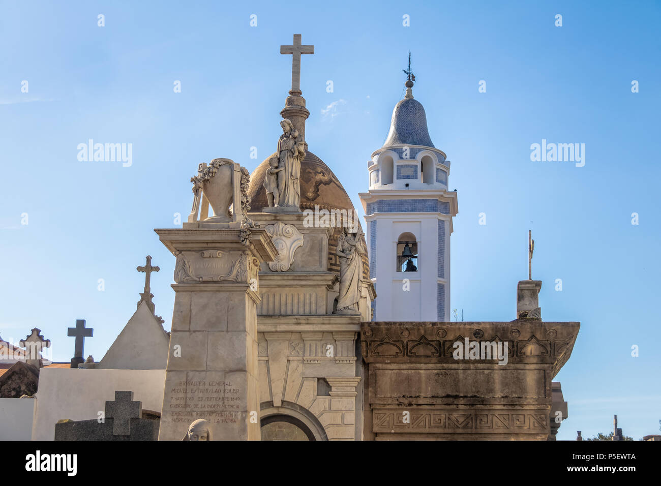 Detail von Recoleta Friedhof und Kirche Basilika de Nuestra Señora del Pilar Turm - Buenos Aires, Argentinien Stockfoto