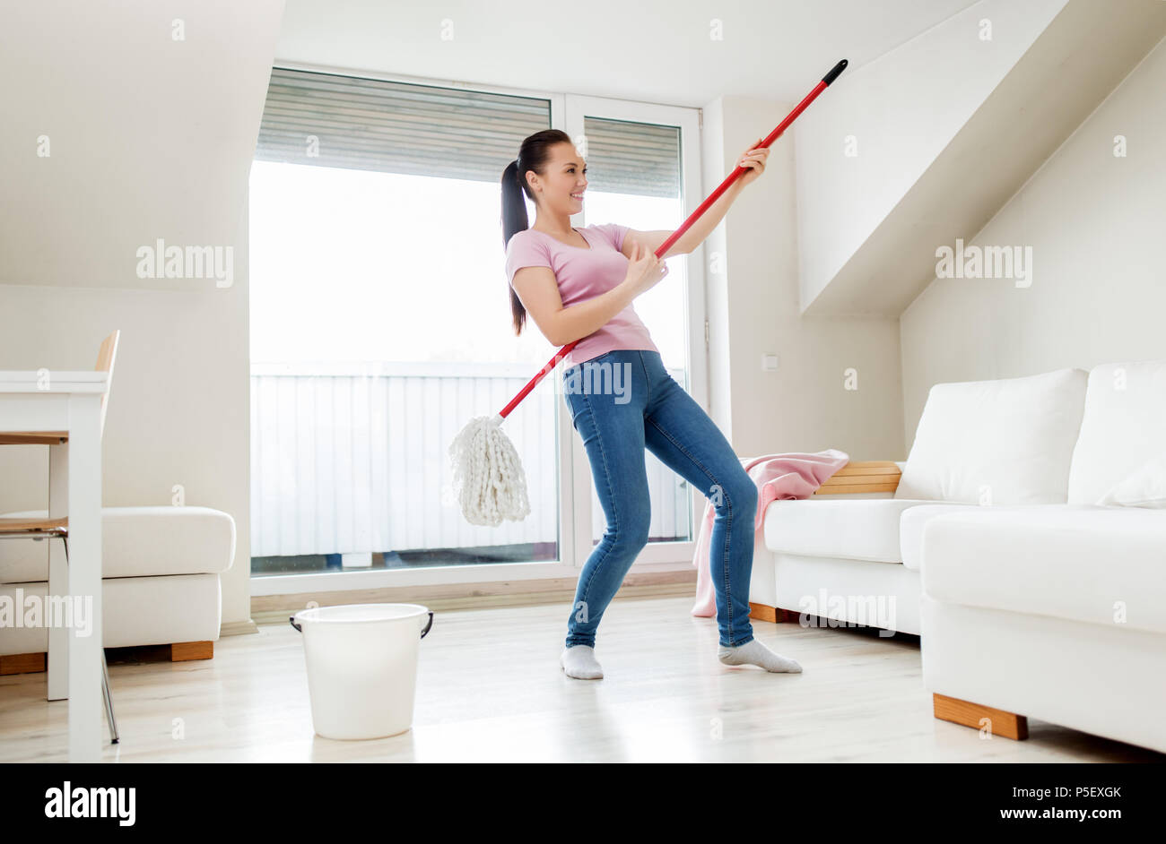 Frau oder Hausfrau mit Mop Reinigung Boden zu Hause Stockfoto
