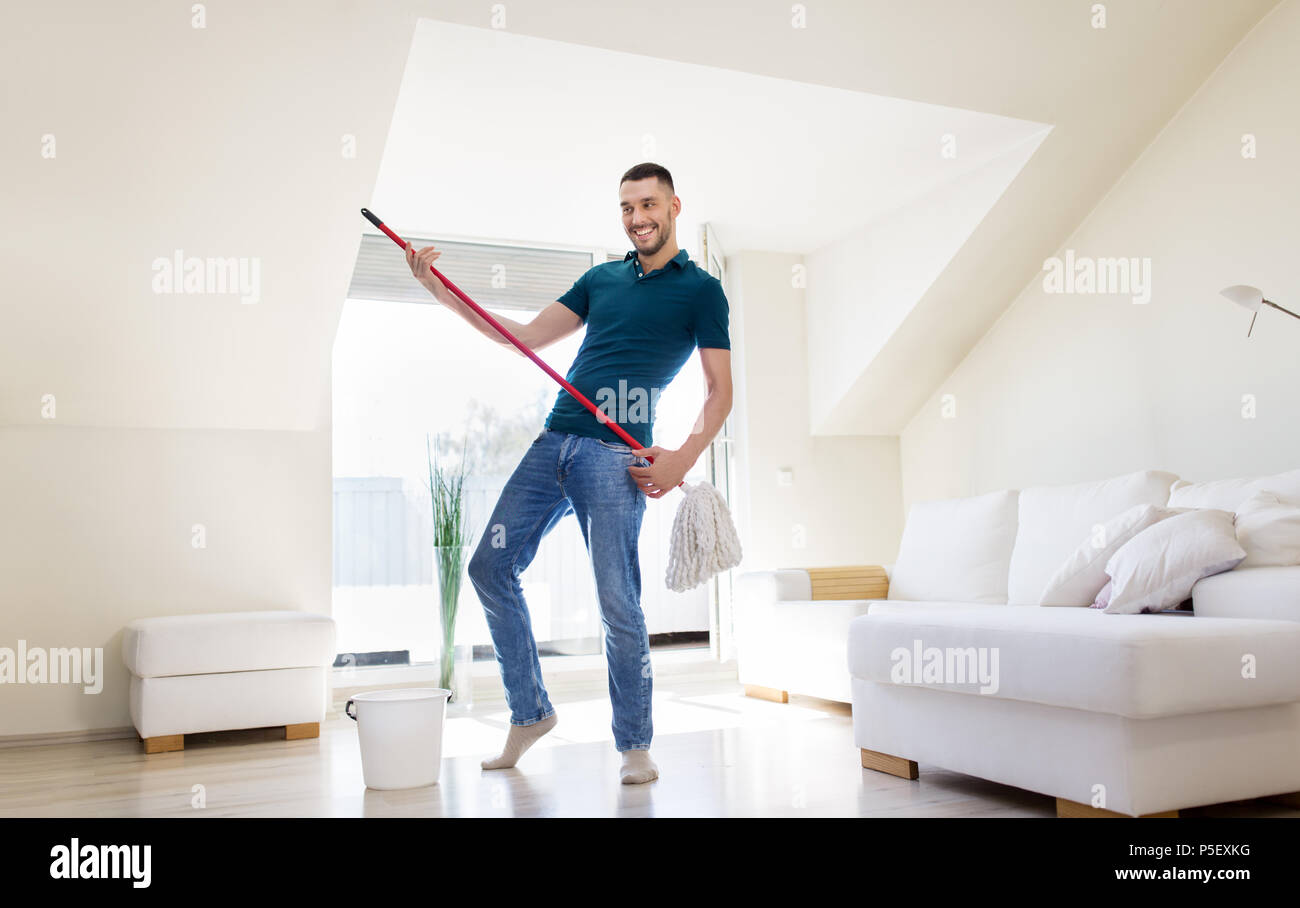 Mann mit Wischmopp und Eimer Reinigung Boden zu Hause Stockfoto