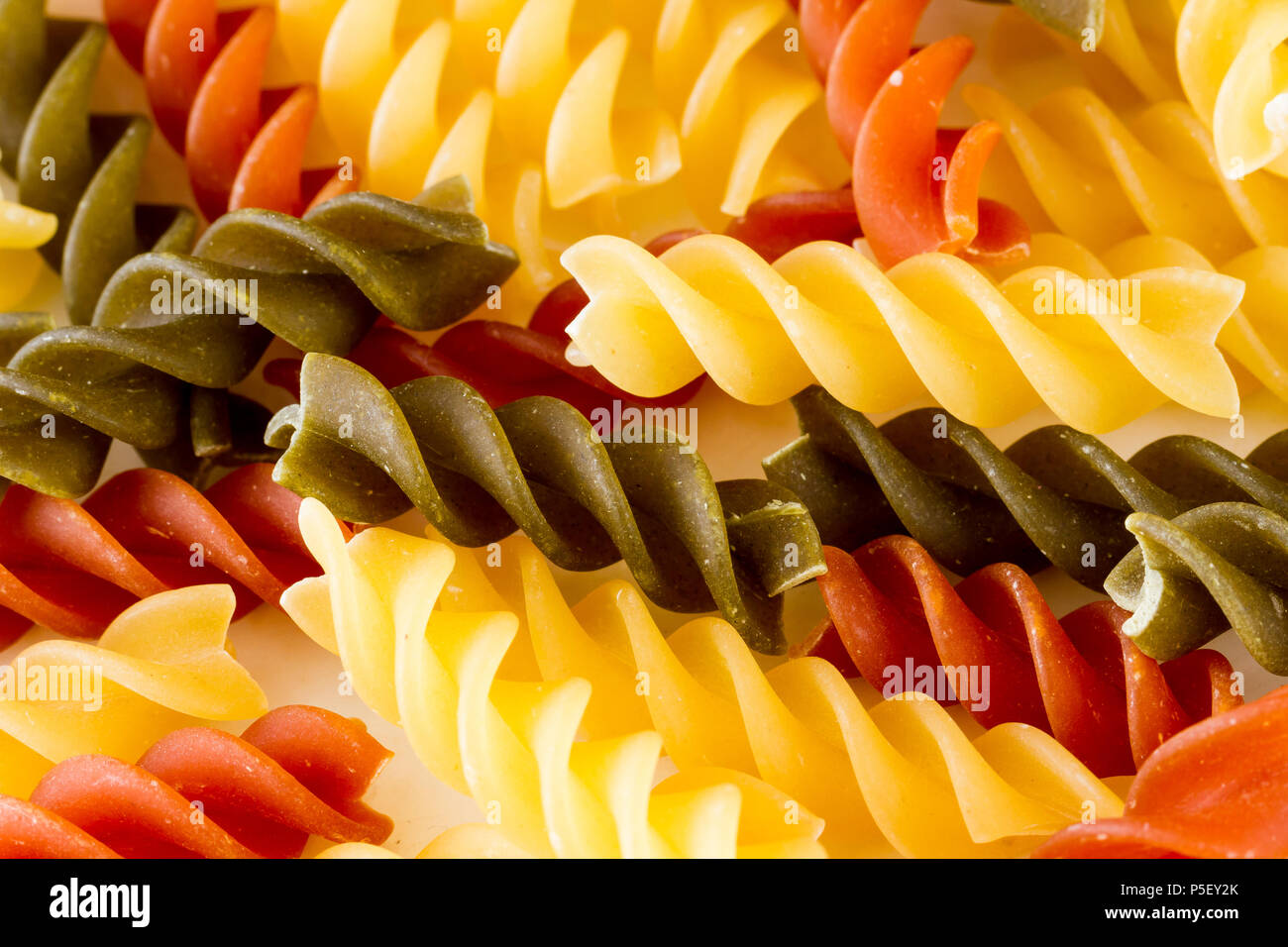 Fusilli Getrocknete Nudeln spiralen Nahaufnahme Stockfoto