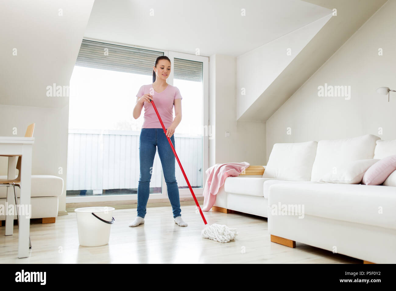 Frau oder Hausfrau mit Mop Reinigung Boden zu Hause Stockfoto
