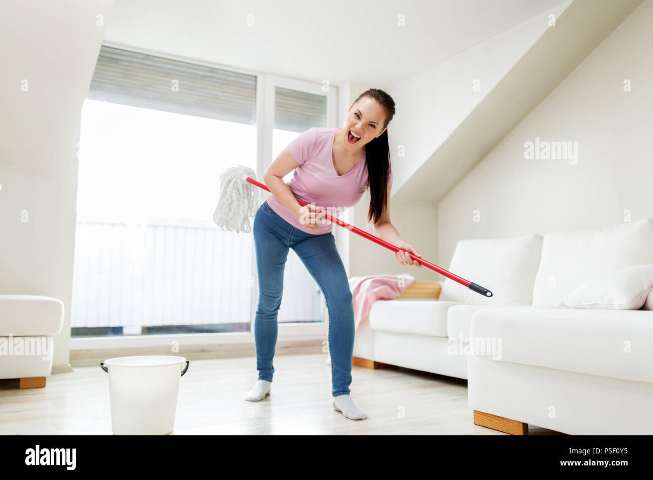 Frau oder Hausfrau mit Mop Reinigung Boden zu Hause Stockfoto