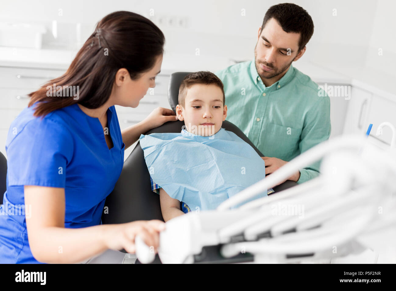 Vater und Sohn besucht Zahnarzt am zahnmedizinischen Klinik Stockfoto