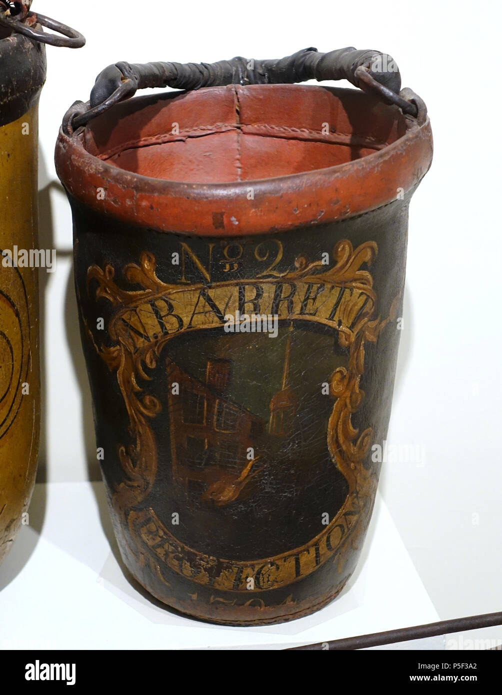 N/A. Englisch: Ausstellung im Eintracht Museum, Concord, Massachusetts, USA. 30 Dezember 2014, 14:13:24. Daderot 172 Barrett fire Bucket, wahrscheinlich Boston, C. 1825, bemalte Leder - Concord Museum - Concord, MA-DSC 05826 Stockfoto