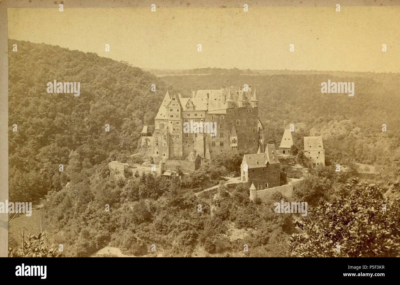 N/A. Englisch: Burg Eltz (Burg Eltz) in den Hügeln oberhalb der Mosel, Deutschland Albumen print wahrscheinlich aus den 1860er Jahren. 1860. Uncredited (Foto Teil der Frith Cabinet Series), C. 1860-1870 250 Burg Eltz 1860 s Stockfoto