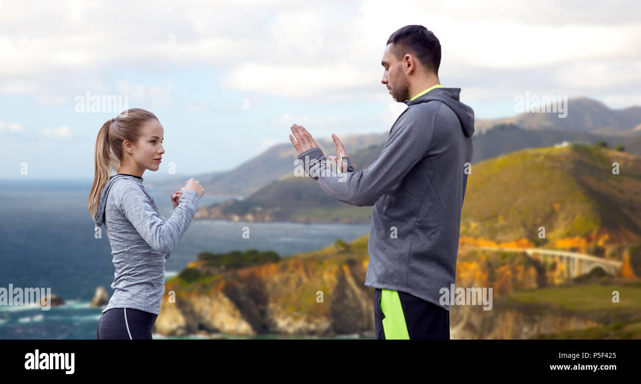 Glückliche Frau mit Trainer arbeiten auf Streik im Freien Stockfoto