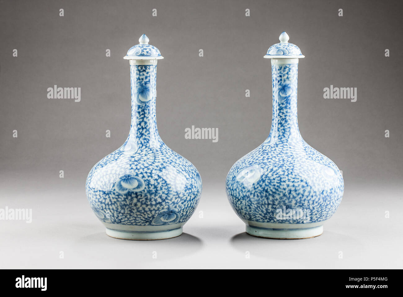 Inv.Nr: Gr. XLVIII: A.01. 533 Ett par flaskor, 1700-1800-Tal, Iran - Hallwylska museet - 100903 Stockfoto