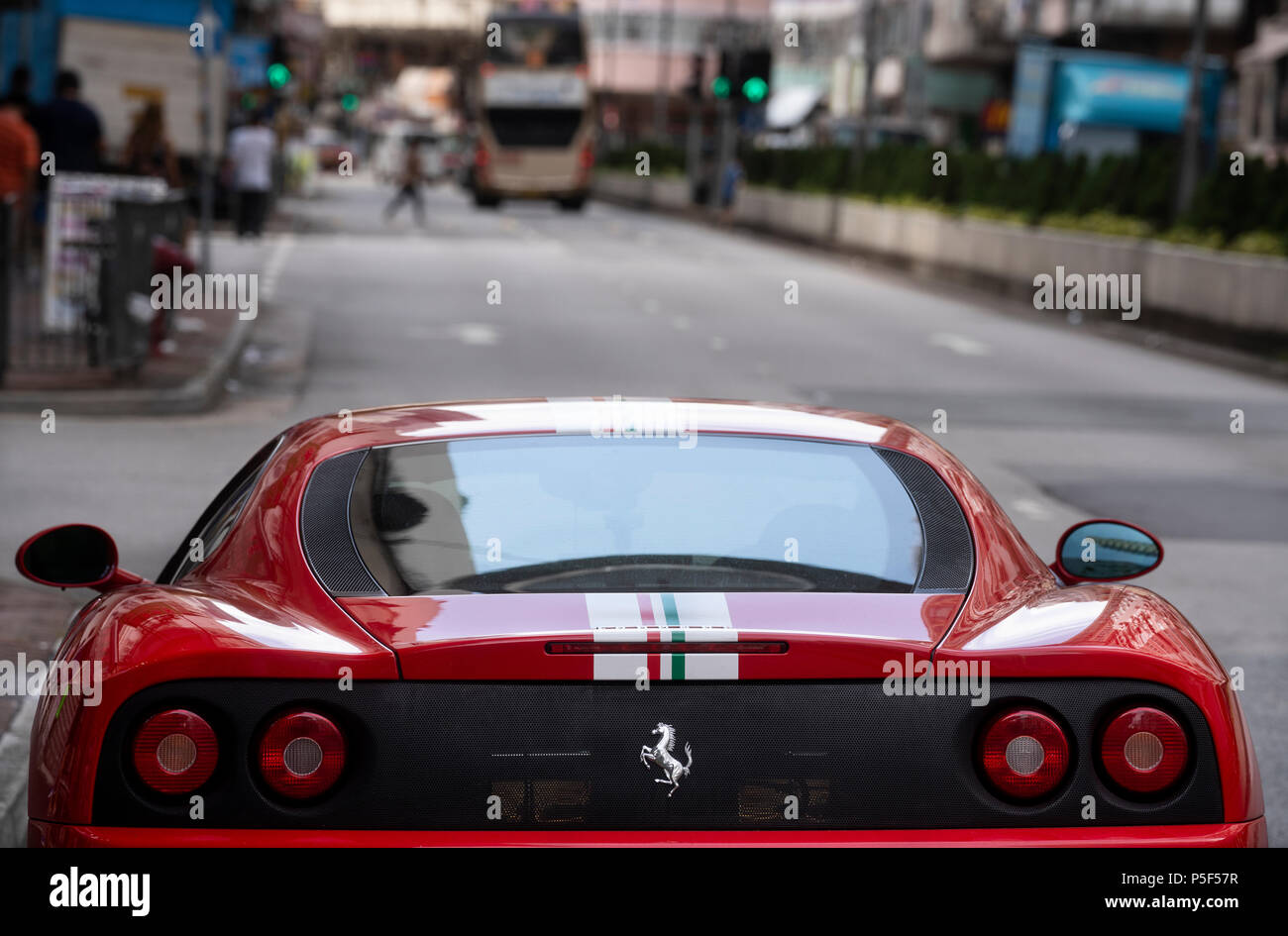 Einen roten Italienischen sport auto Ferrari 360 Challenge Stradale CS ist in Sham Shui Po Straße geparkt, Hong Kong. Stockfoto